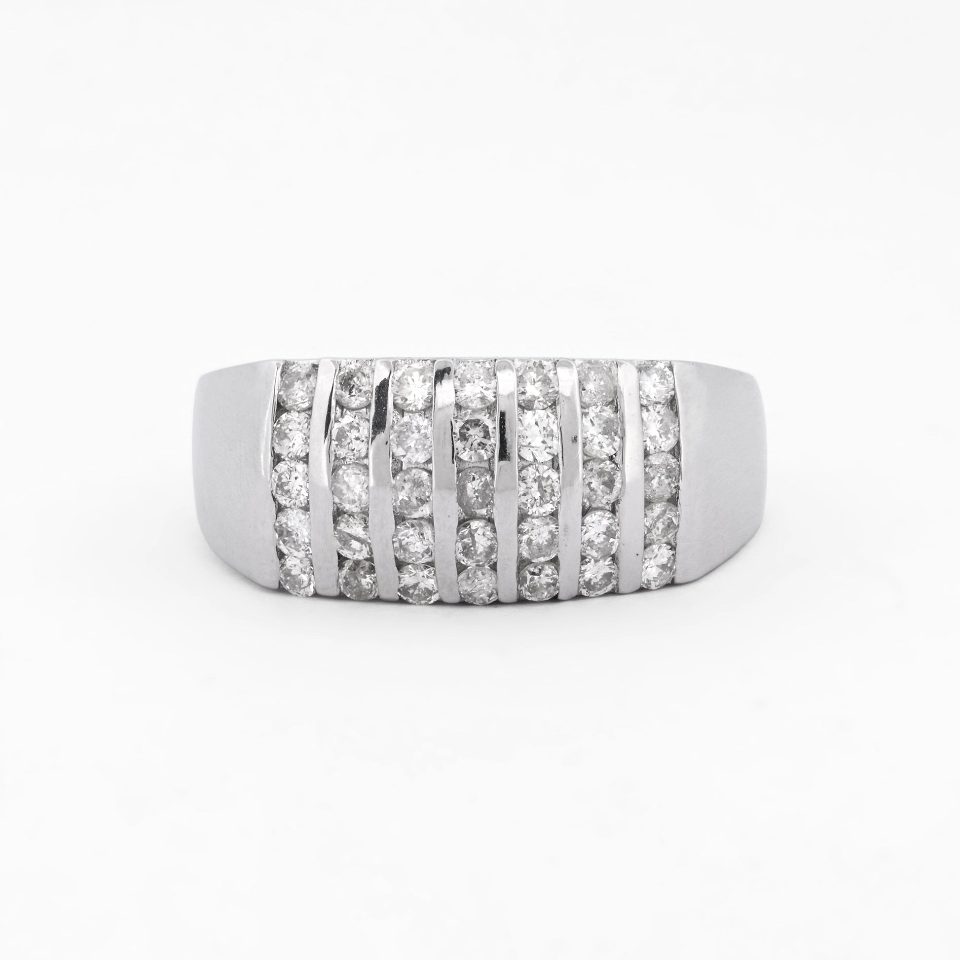 Comprar anillo realizado en oro blanco de 18kt con carriles y 35 diamantes talla brillante. Anillos de oro baratos en Barcelona. Envío gratis. Joyas diamantes.