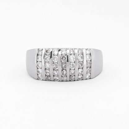 Comprar anillo realizado en oro blanco de 18kt con carriles y 35 diamantes talla brillante. Anillos de oro baratos en Barcelona. Envío gratis. Joyas diamantes.