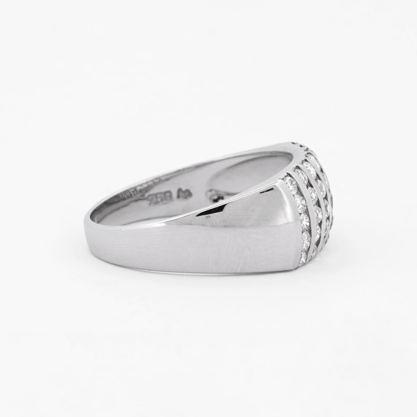 Comprar anillo realizado en oro blanco de 18kt con carriles y 35 diamantes talla brillante. Anillos de oro baratos en Barcelona. Envío gratis. Joyas diamantes.