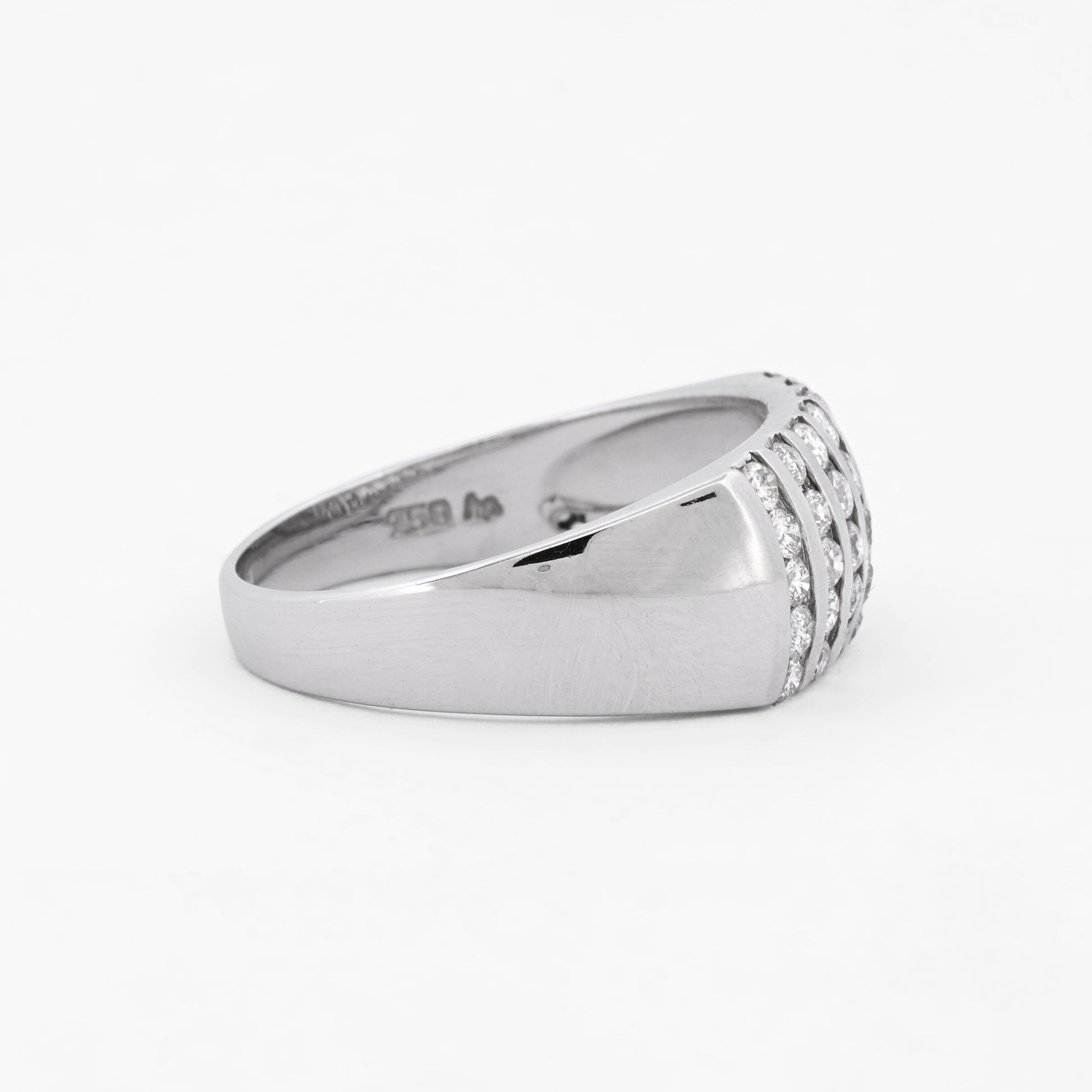 Comprar anillo realizado en oro blanco de 18kt con carriles y 35 diamantes talla brillante. Anillos de oro baratos en Barcelona. Envío gratis. Joyas diamantes.