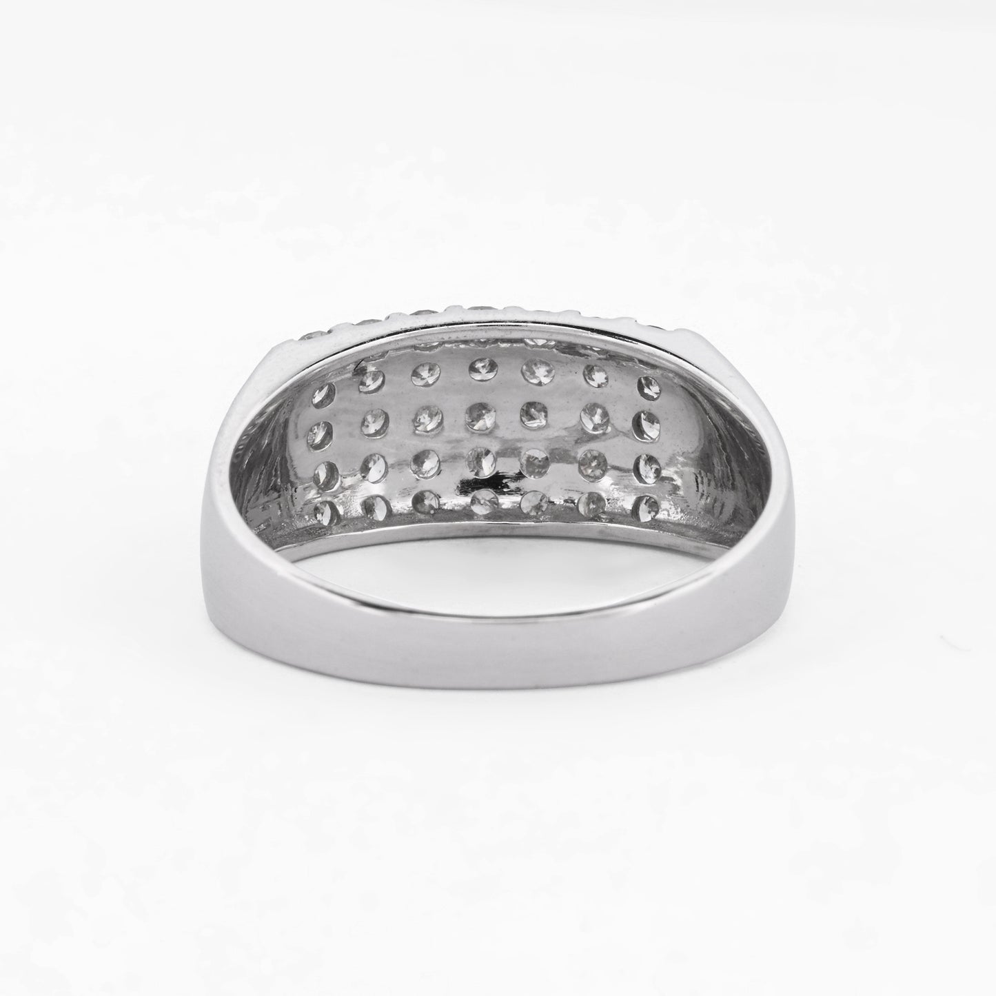 Comprar anillo realizado en oro blanco de 18kt con carriles y 35 diamantes talla brillante. Anillos de oro baratos en Barcelona. Envío gratis. Joyas diamantes.