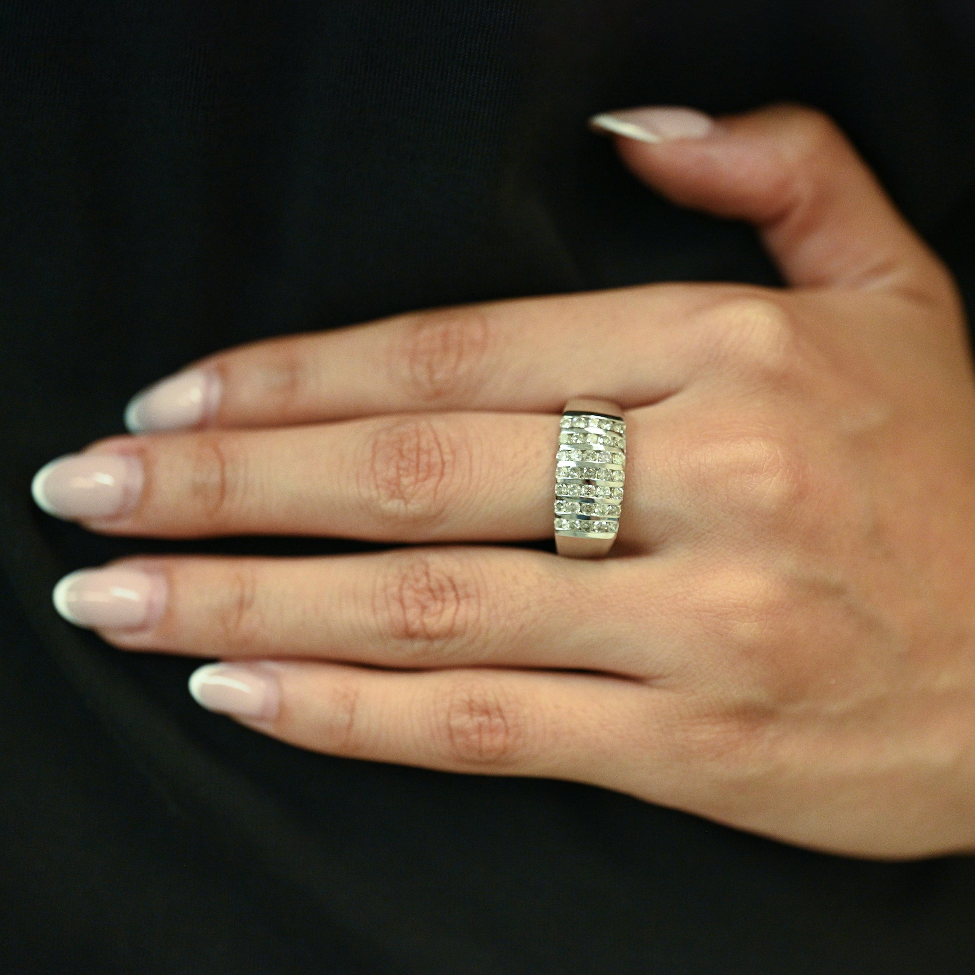Comprar anillo realizado en oro blanco de 18kt con carriles y 35 diamantes talla brillante. Anillos de oro baratos en Barcelona. Envío gratis. Joyas diamantes.