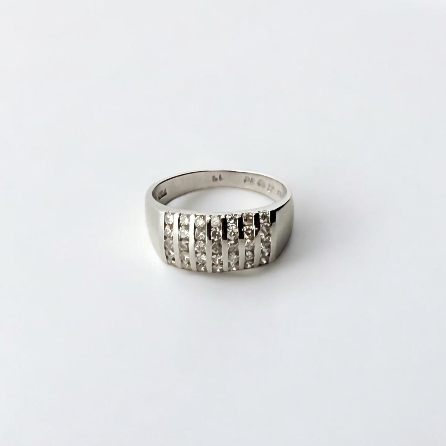 Comprar anillo realizado en oro blanco de 18kt con carriles y 35 diamantes talla brillante. Anillos de oro baratos en Barcelona. Envío gratis. Joyas diamantes.
