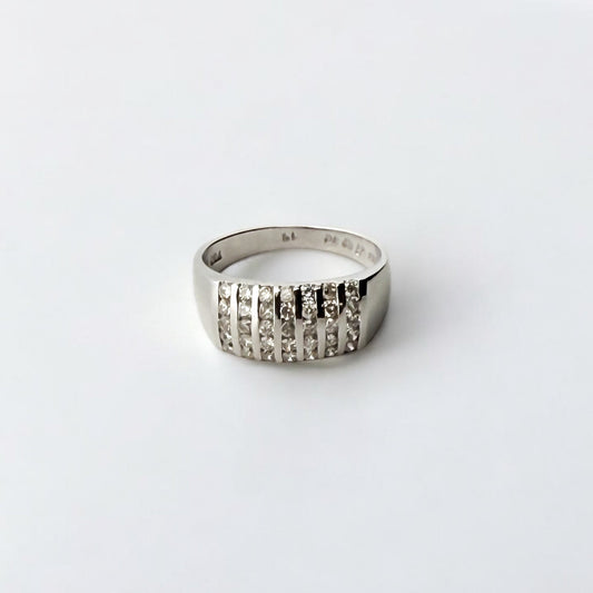 Comprar anillo realizado en oro blanco de 18kt con carriles y 35 diamantes talla brillante. Anillos de oro baratos en Barcelona. Envío gratis. Joyas diamantes.