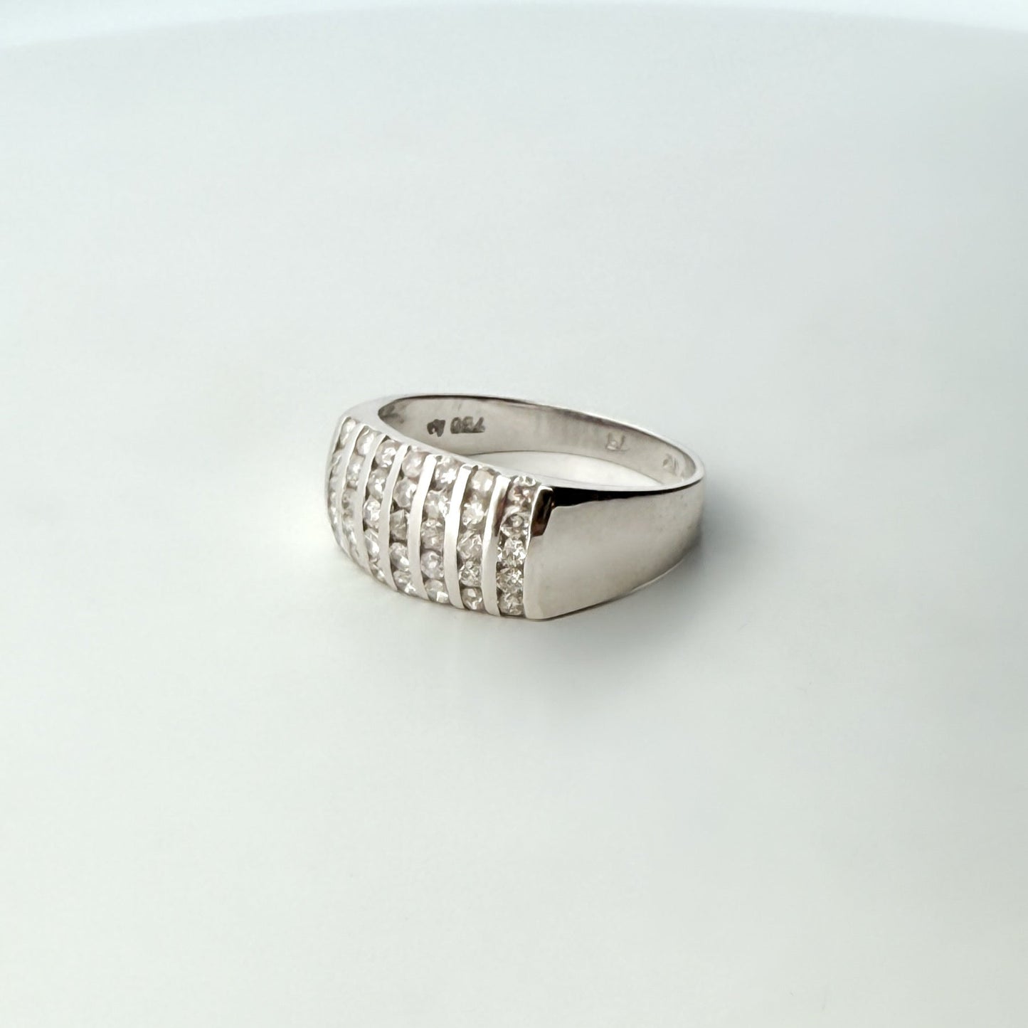 Comprar anillo realizado en oro blanco de 18kt con carriles y 35 diamantes talla brillante. Anillos de oro baratos en Barcelona. Envío gratis. Joyas diamantes.