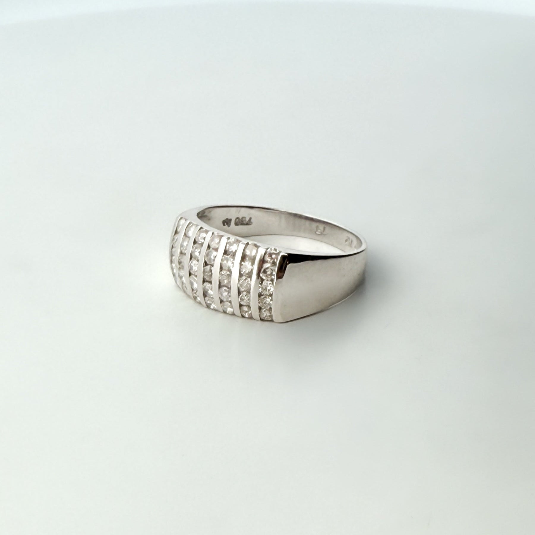 Comprar anillo realizado en oro blanco de 18kt con carriles y 35 diamantes talla brillante. Anillos de oro baratos en Barcelona. Envío gratis. Joyas diamantes.