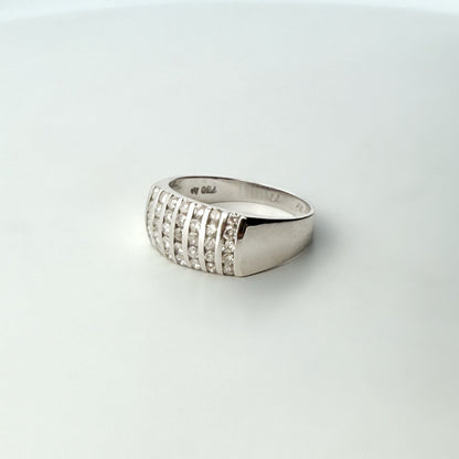 Comprar anillo realizado en oro blanco de 18kt con carriles y 35 diamantes talla brillante. Anillos de oro baratos en Barcelona. Envío gratis. Joyas diamantes.