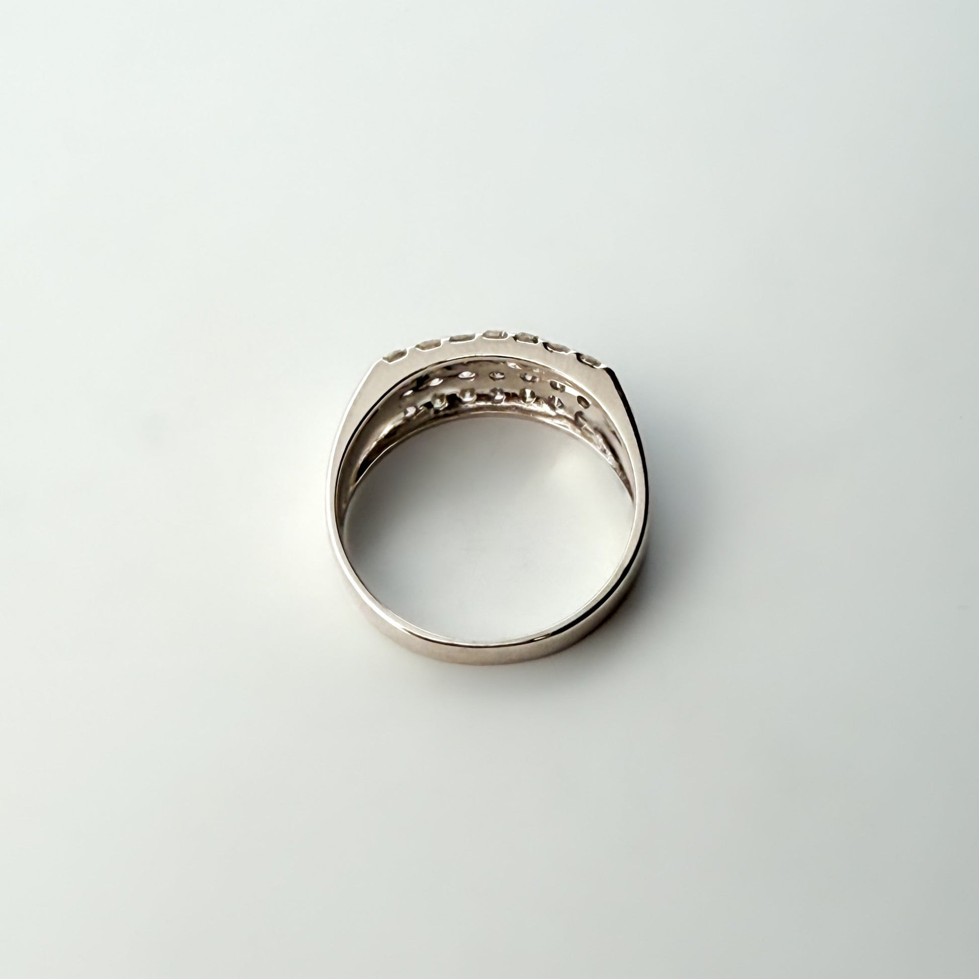 Comprar anillo realizado en oro blanco de 18kt con carriles y 35 diamantes talla brillante. Anillos de oro baratos en Barcelona. Envío gratis. Joyas diamantes.