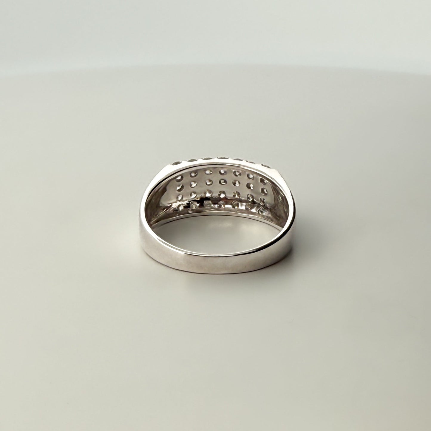 Comprar anillo realizado en oro blanco de 18kt con carriles y 35 diamantes talla brillante. Anillos de oro baratos en Barcelona. Envío gratis. Joyas diamantes.