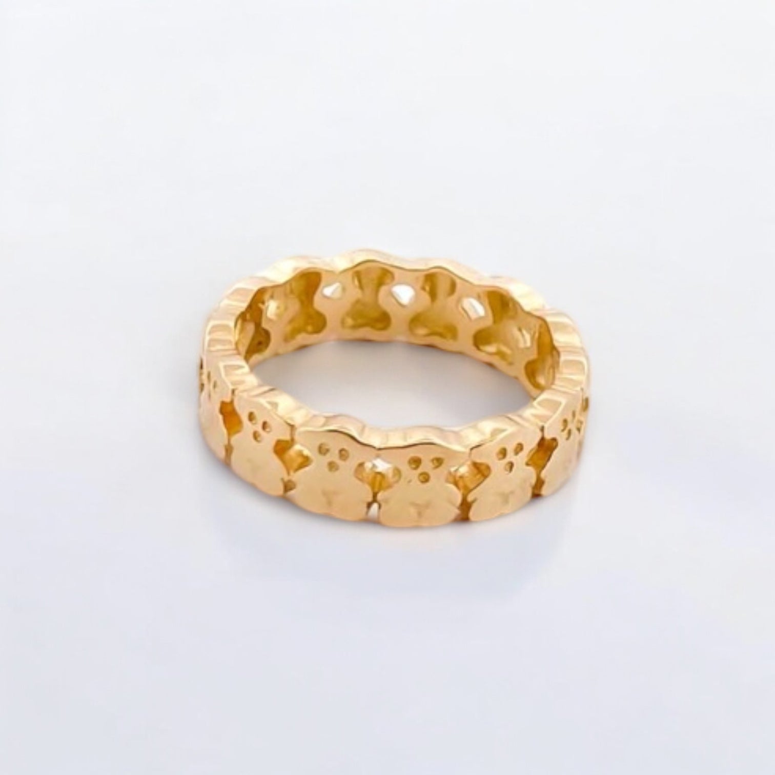 Anillo tipo alianza de oro amarillo de 18kt con los icónicos ositos&nbsp; Puppies de la firma Tous. Pieza original
Peso: 4,87g
Talla: 17,5
Joyería Ian'or, la mejor joyería compra-venta de Oro de Barcelona, te garantizamos el mejor precio. Joyas TOUS al mejor precio