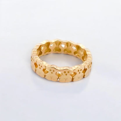 Anillo tipo alianza de oro amarillo de 18kt con los icónicos ositos&nbsp; Puppies de la firma Tous. Pieza original
Peso: 4,87g
Talla: 17,5
Joyería Ian'or, la mejor joyería compra-venta de Oro de Barcelona, te garantizamos el mejor precio. Joyas TOUS al mejor precio