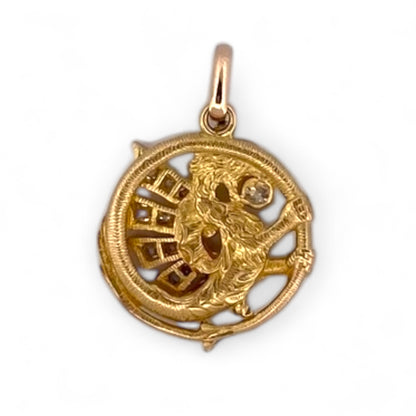 Exclusivo colgante antiguo de oro amarillo de 18kt destaca por su diseño artesanal en forma de dragón, símbolo de fuerza y protección. Adornado con un diamante central de 3mm y ojo de rubí y 18 diamantes talla antigua en sus alas. Una pieza vintage y única para los amantes de este ser mitológico.
