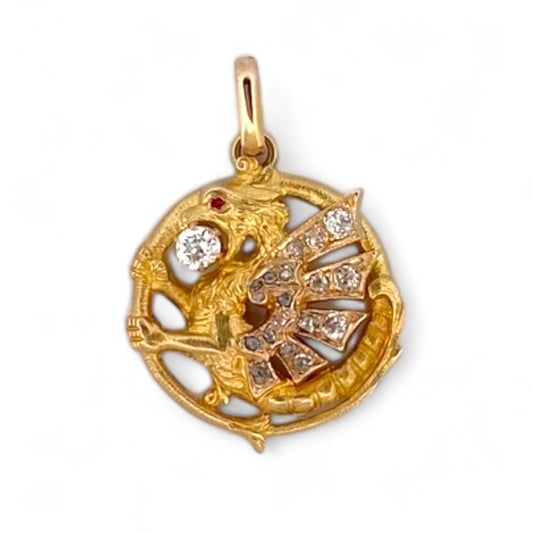 Exclusivo colgante antiguo de oro amarillo de 18kt destaca por su diseño artesanal en forma de dragón, símbolo de fuerza y protección. Adornado con un diamante central de 3mm y ojo de rubí y 18 diamantes talla antigua en sus alas. Una pieza vintage y única para los amantes de este ser mitológico.