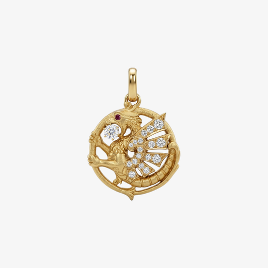 Exclusivo colgante antiguo de oro amarillo de 18kt destaca por su diseño artesanal en forma de dragón, Una pieza vintage y única para los amantes de dragones
