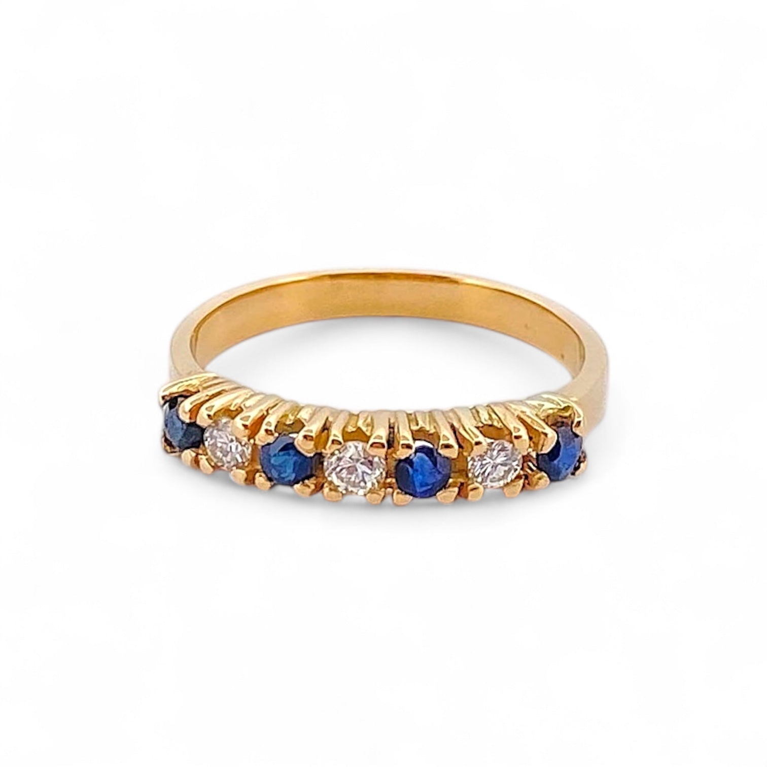 Media alianza de oro amarillo de 18kt con 3 diamantes talla; brillante de 0,04ct cada uno y 4 zafiros azules de 0,03ct cada uno con engarce de grapas. Grosor anillo 3,66mm.a. Alianzas de compromiso al mejor precio en Barcelona