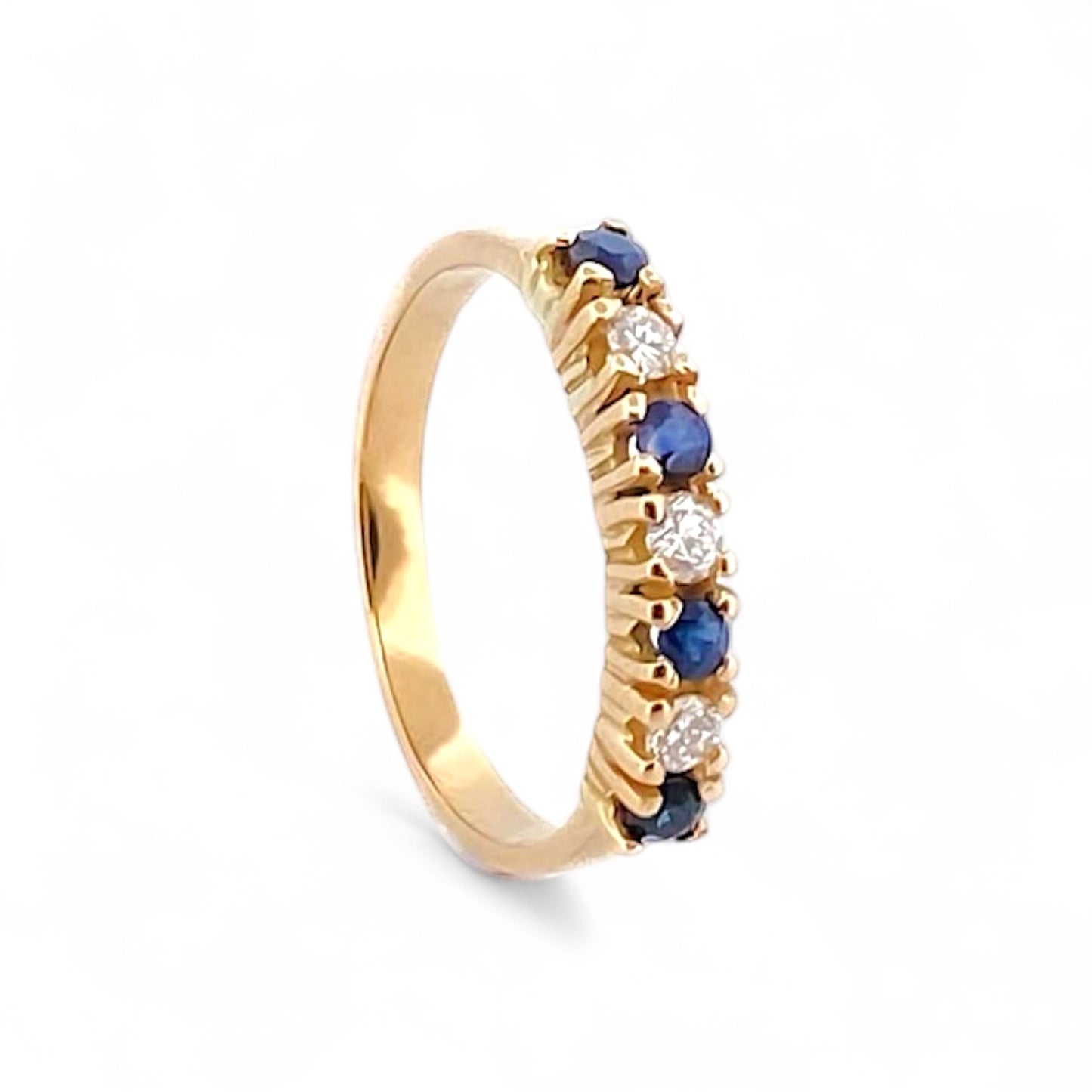Media alianza de oro amarillo de 18kt con 3 diamantes talla; brillante de 0,04ct cada uno y 4 zafiros azules de 0,03ct cada uno con engarce de grapas. Grosor anillo 3,66mm.a. Alianzas de compromiso al mejor precio en Barcelona