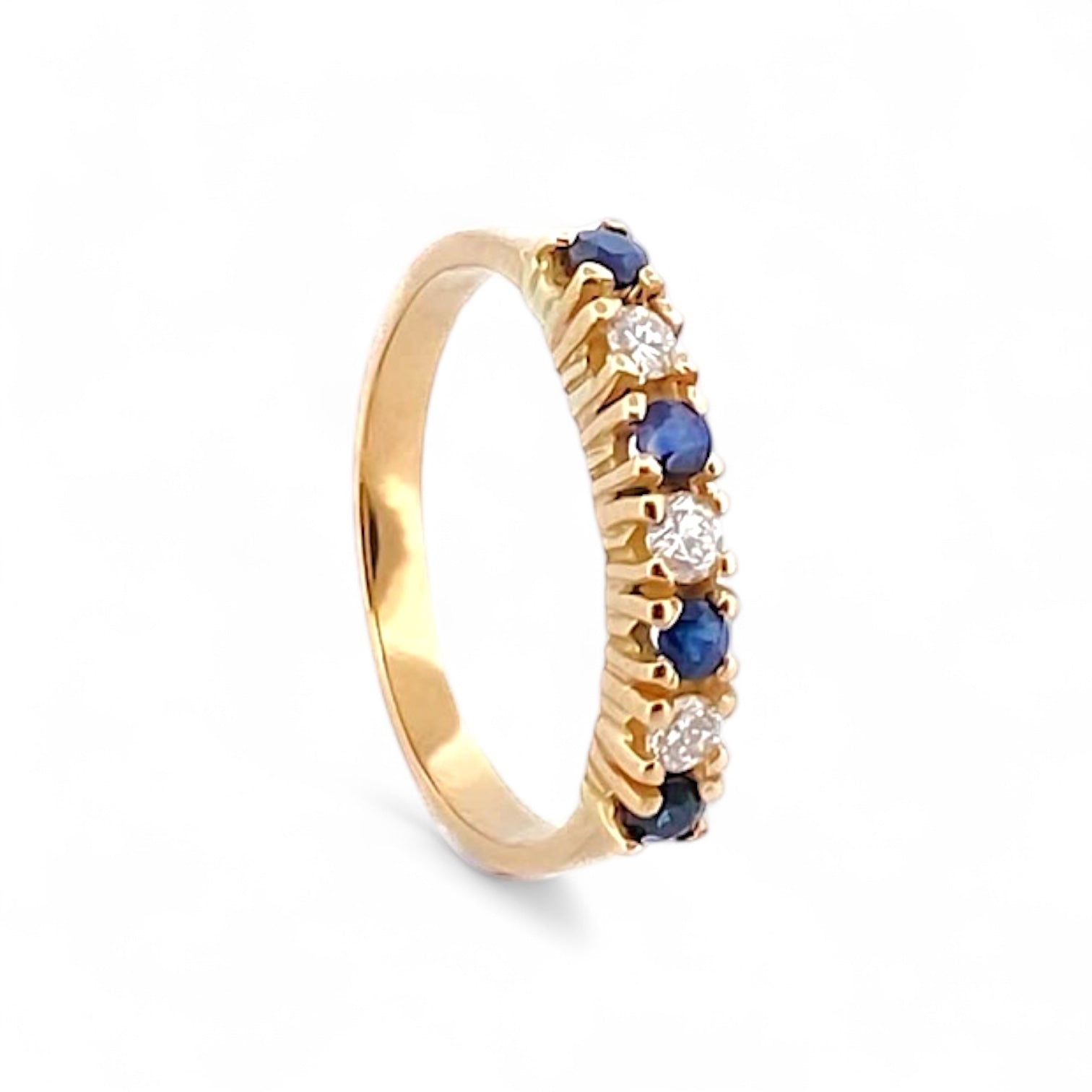 Media alianza de oro amarillo de 18kt con 3 diamantes talla; brillante de 0,04ct cada uno y 4 zafiros azules de 0,03ct cada uno con engarce de grapas. Grosor anillo 3,66mm.a. Alianzas de compromiso al mejor precio en Barcelona