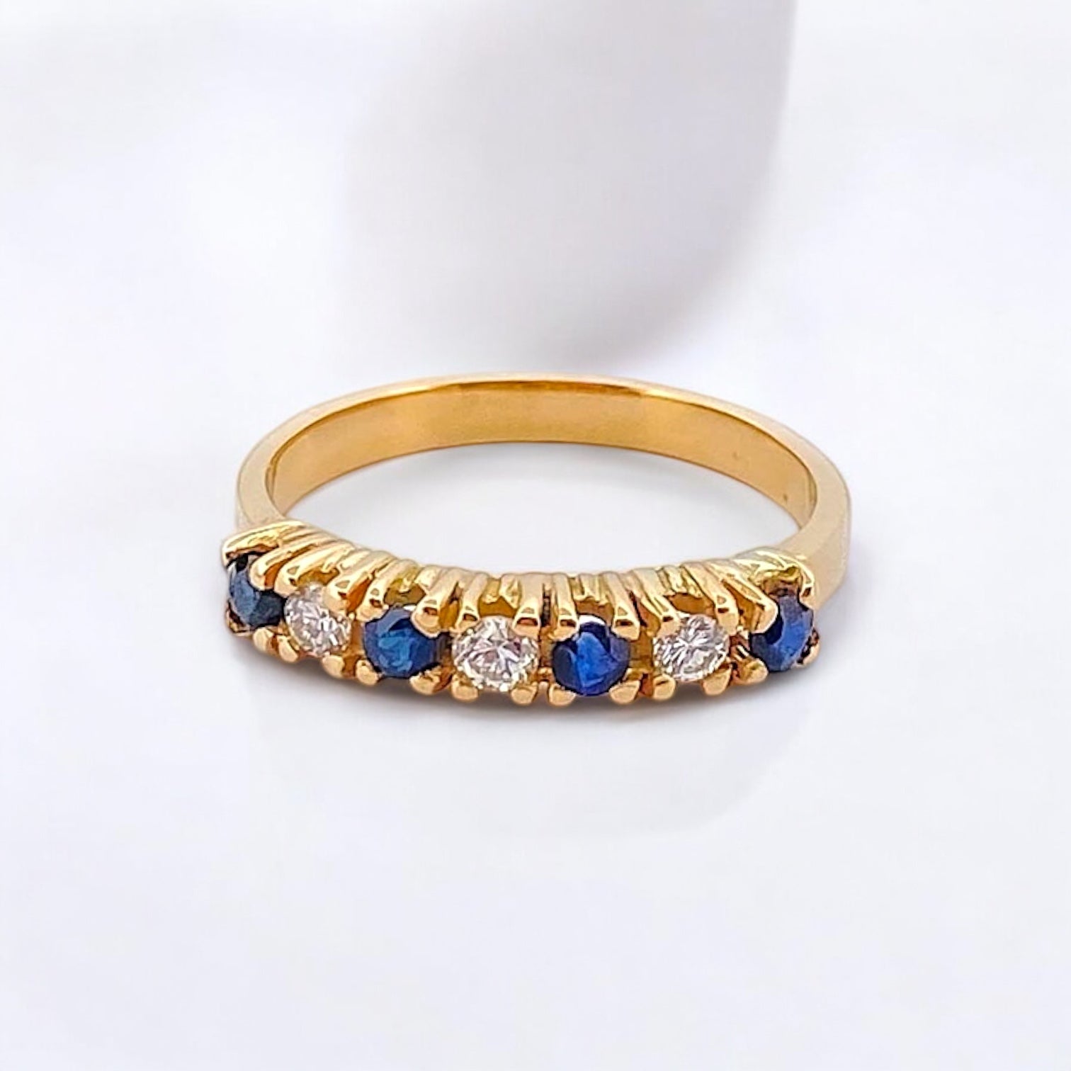 Media alianza de oro amarillo de 18kt con 3 diamantes talla; brillante de 0,04ct cada uno y 4 zafiros azules de 0,03ct cada uno con engarce de grapas. Grosor anillo 3,66mm.a. Alianzas de compromiso al mejor precio en Barcelona