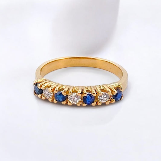 Media alianza de oro amarillo de 18kt con 3 diamantes talla; brillante de 0,04ct cada uno y 4 zafiros azules de 0,03ct cada uno con engarce de grapas. Grosor anillo 3,66mm.a. Alianzas de compromiso al mejor precio en Barcelona