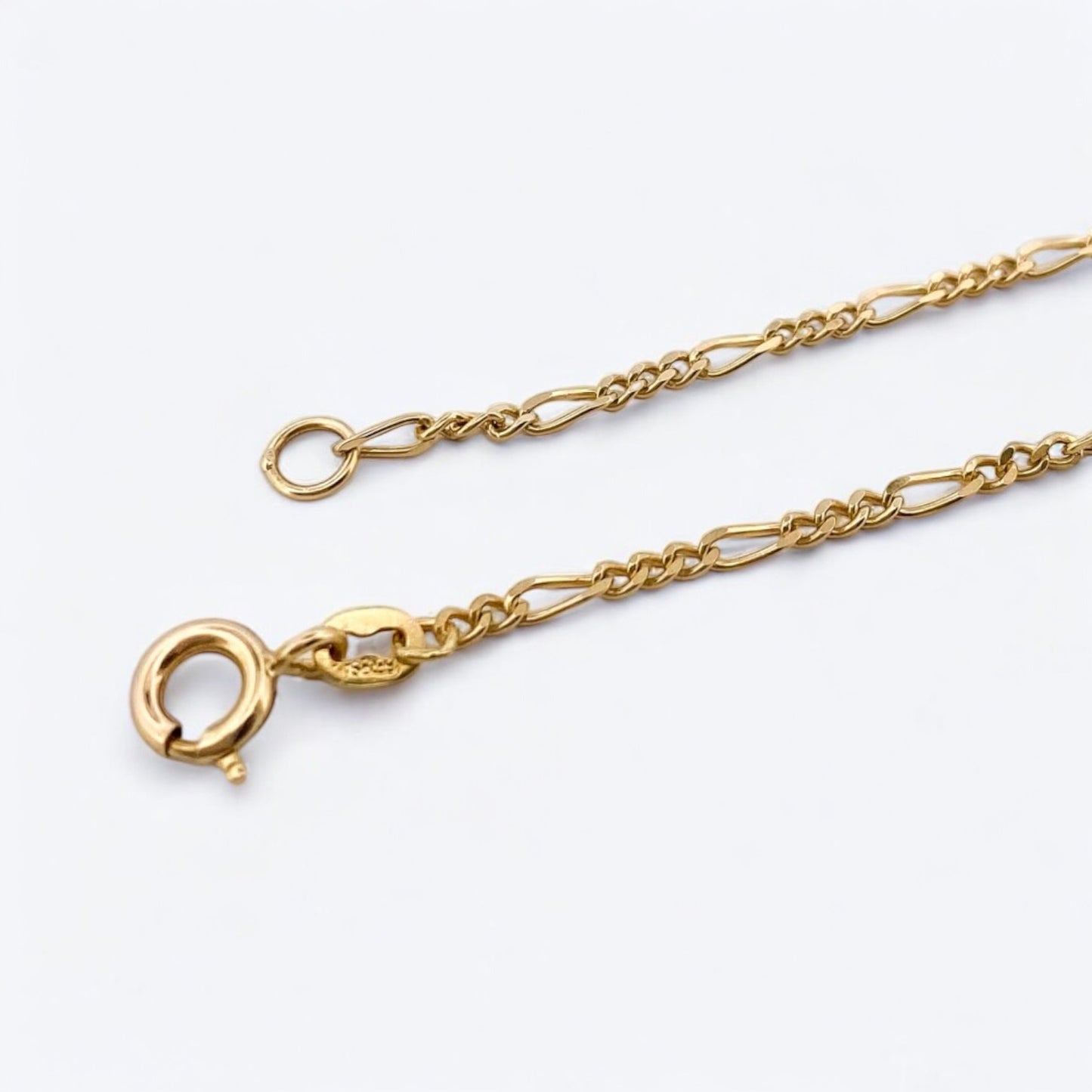 Collar de oro de 18kt con cadena tipo alterna barbada de oro amarillo con un cierre tipo reasa. La cadena mide 50cm largo y con un grosor de 1,98mm. Ian'or, dónde comprar y vender oro al mejor precio en Barcelona. Joyas de segunda mano y restauradas en Barcelona.