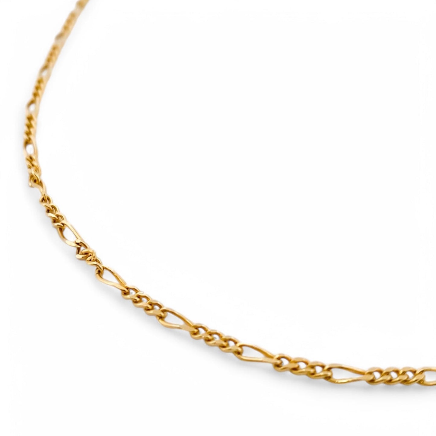 Collar de oro de 18kt con cadena tipo alterna barbada de oro amarillo con un cierre tipo reasa. La cadena mide 50cm largo y con un grosor de 1,98mm. Ian'or, dónde comprar y vender oro al mejor precio en Barcelona. Joyas de segunda mano y restauradas en Barcelona.