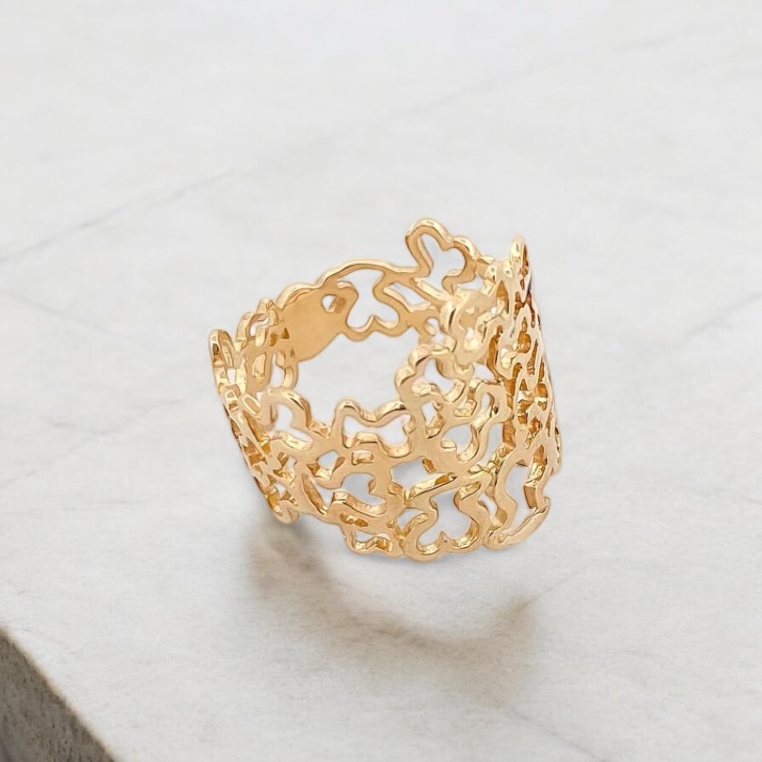 Anillo original de TOUS realizado en oro amarillo de 18kt modelo Milosos con el icónico relieve de los Ositos de Tous. Joyas de Tous de oro baratas en Barcelona.