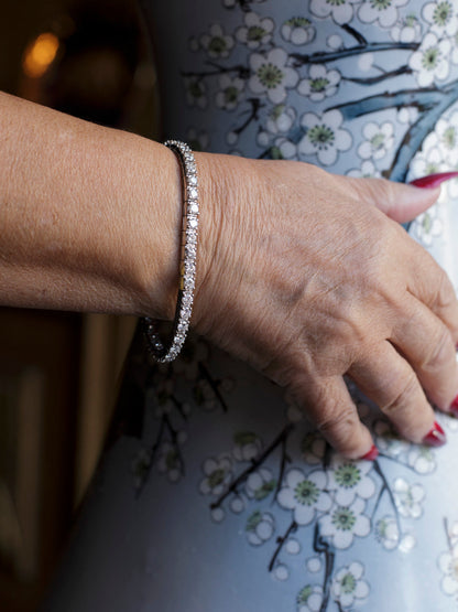 Espectacular Pulsera Riviere realizada en oro blanco de 18kt con 39 diamantes. Una preciosa joya con más de 8,50ct quilates. Medidas: 19cm y cierre de cajón.