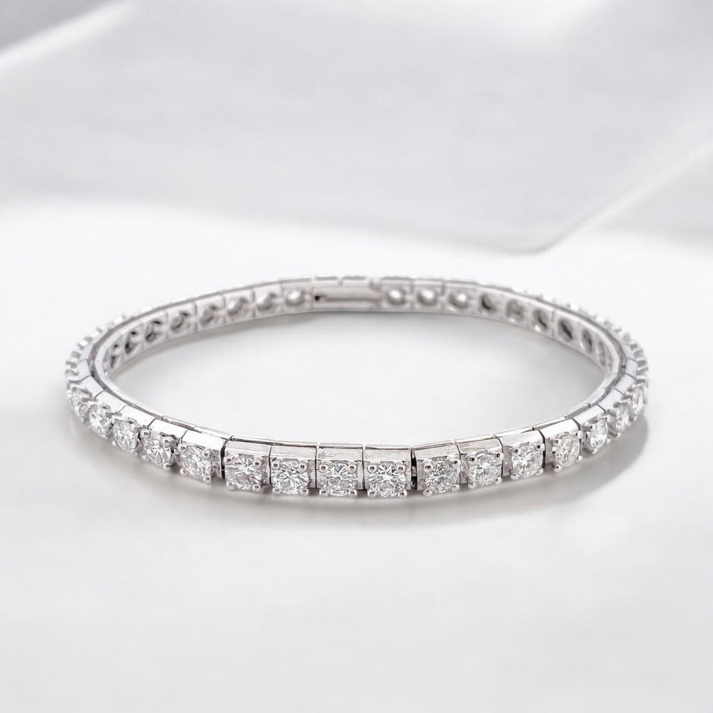 Espectacular Pulsera Riviere realizada en oro blanco de 18kt con 39 diamantes. Una preciosa joya con más de 8,50ct quilates. Medidas: 19cm y cierre de cajón.