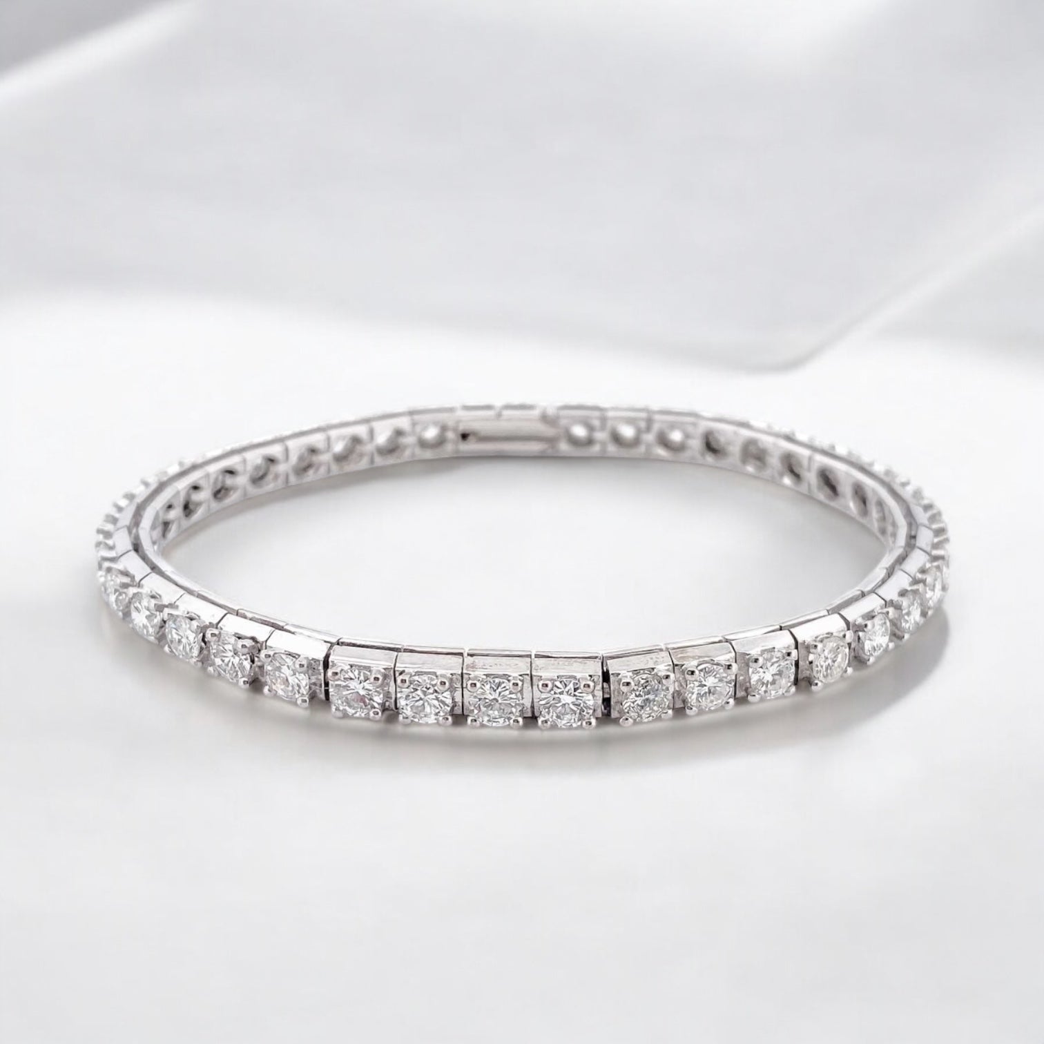Espectacular Pulsera Riviere realizada en oro blanco de 18kt con 39 diamantes. Una preciosa joya con más de 8,50ct quilates. Medidas: 19cm y cierre de cajón.