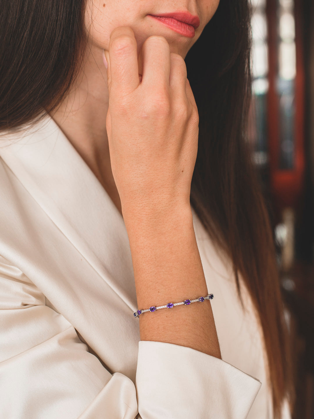 Pulsera riviere de oro blanco de 18kt con 70 diamantes talla brillante y 14 zafiros talla oval intercalados. Esta preciosa pulsera dispone de cierre cajón y cierre lateral de seguridad.