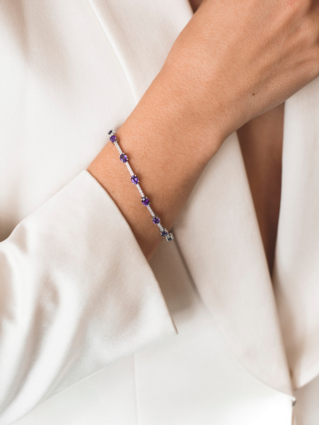 Pulsera riviere de oro blanco de 18kt con 70 diamantes talla brillante y 14 zafiros talla oval intercalados. Esta preciosa pulsera dispone de cierre cajón y cierre lateral de seguridad.