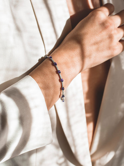 Pulsera riviere de oro blanco de 18kt con 70 diamantes talla brillante y 14 zafiros talla oval intercalados. Esta preciosa pulsera dispone de cierre cajón y cierre lateral de seguridad.