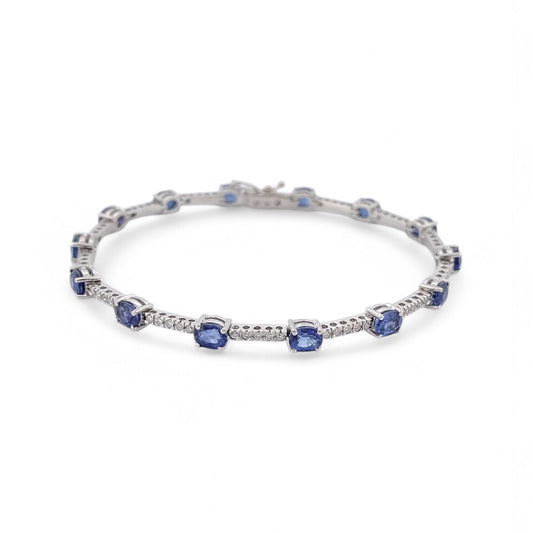 Pulsera riviere de oro blanco de 18kt con 70 diamantes talla brillante y 14 zafiros talla oval intercalados. Esta preciosa pulsera dispone de cierre cajón y cierre lateral de seguridad.&nbsp;