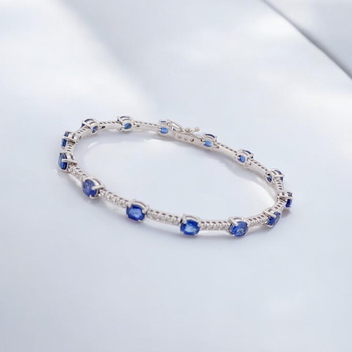 Pulsera riviere de oro blanco de 18kt con 70 diamantes talla brillante y 14 zafiros talla oval intercalados. Esta preciosa pulsera dispone de cierre cajón y cierre lateral de seguridad.&nbsp;