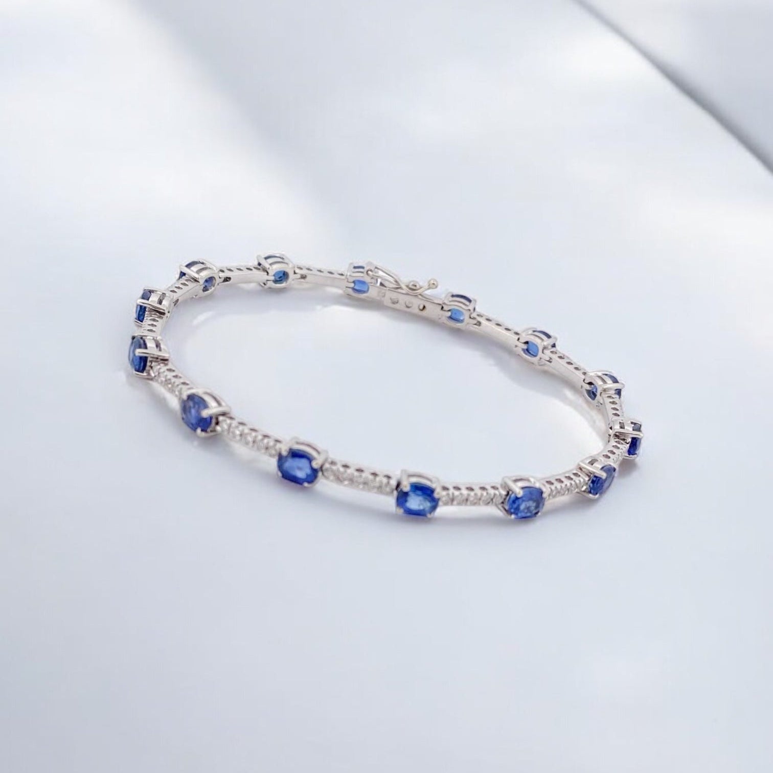 Pulsera riviere de oro blanco de 18kt con 70 diamantes talla brillante y 14 zafiros talla oval intercalados. Esta preciosa pulsera dispone de cierre cajón y cierre lateral de seguridad.&nbsp;
