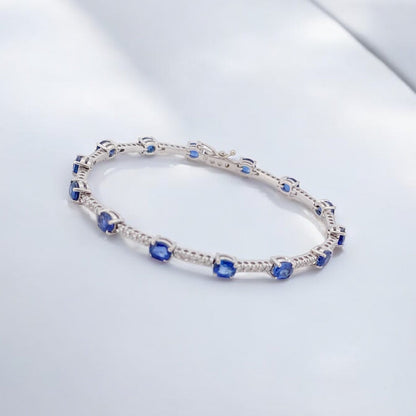 Pulsera riviere de oro blanco de 18kt con 70 diamantes talla brillante y 14 zafiros talla oval intercalados. Esta preciosa pulsera dispone de cierre cajón y cierre lateral de seguridad.&nbsp;