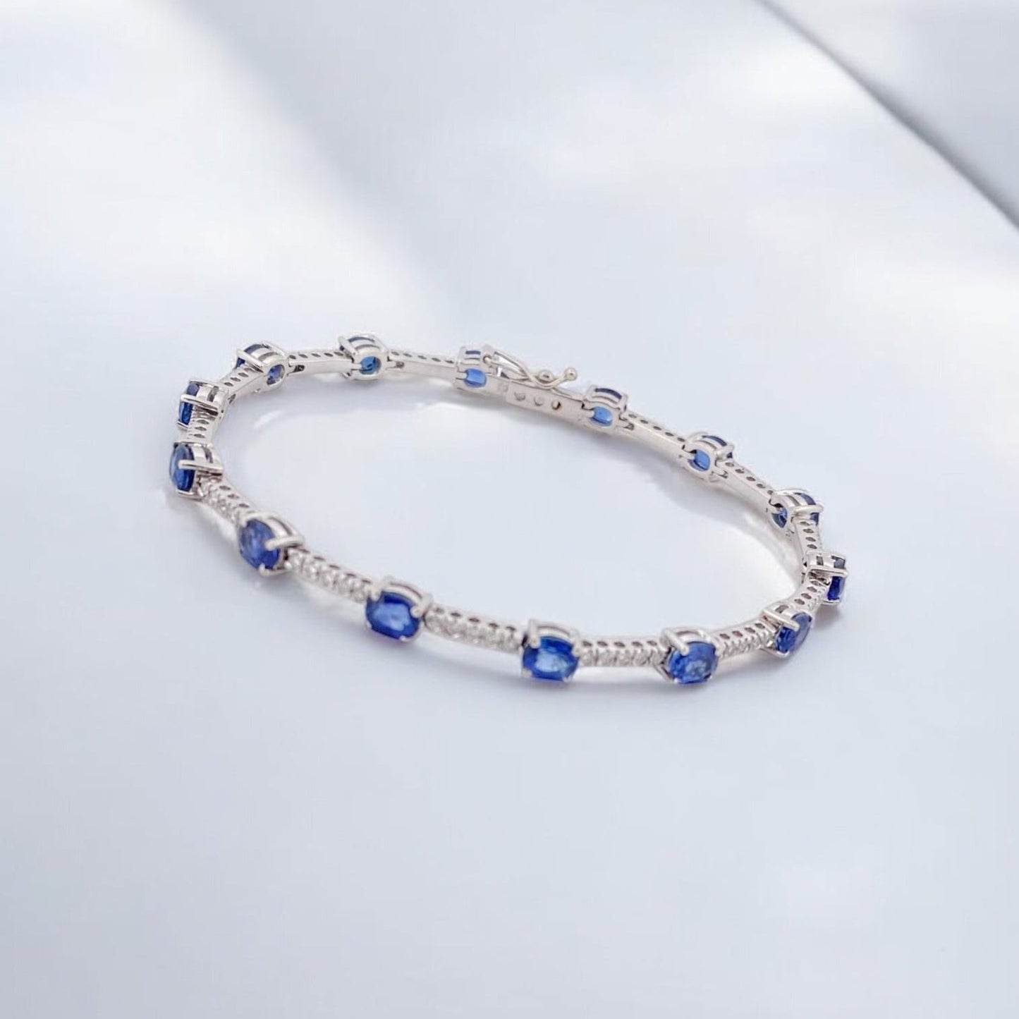 Pulsera riviere de oro blanco de 18kt con 70 diamantes talla brillante y 14 zafiros talla oval intercalados. Esta preciosa pulsera dispone de cierre cajón y cierre lateral de seguridad.