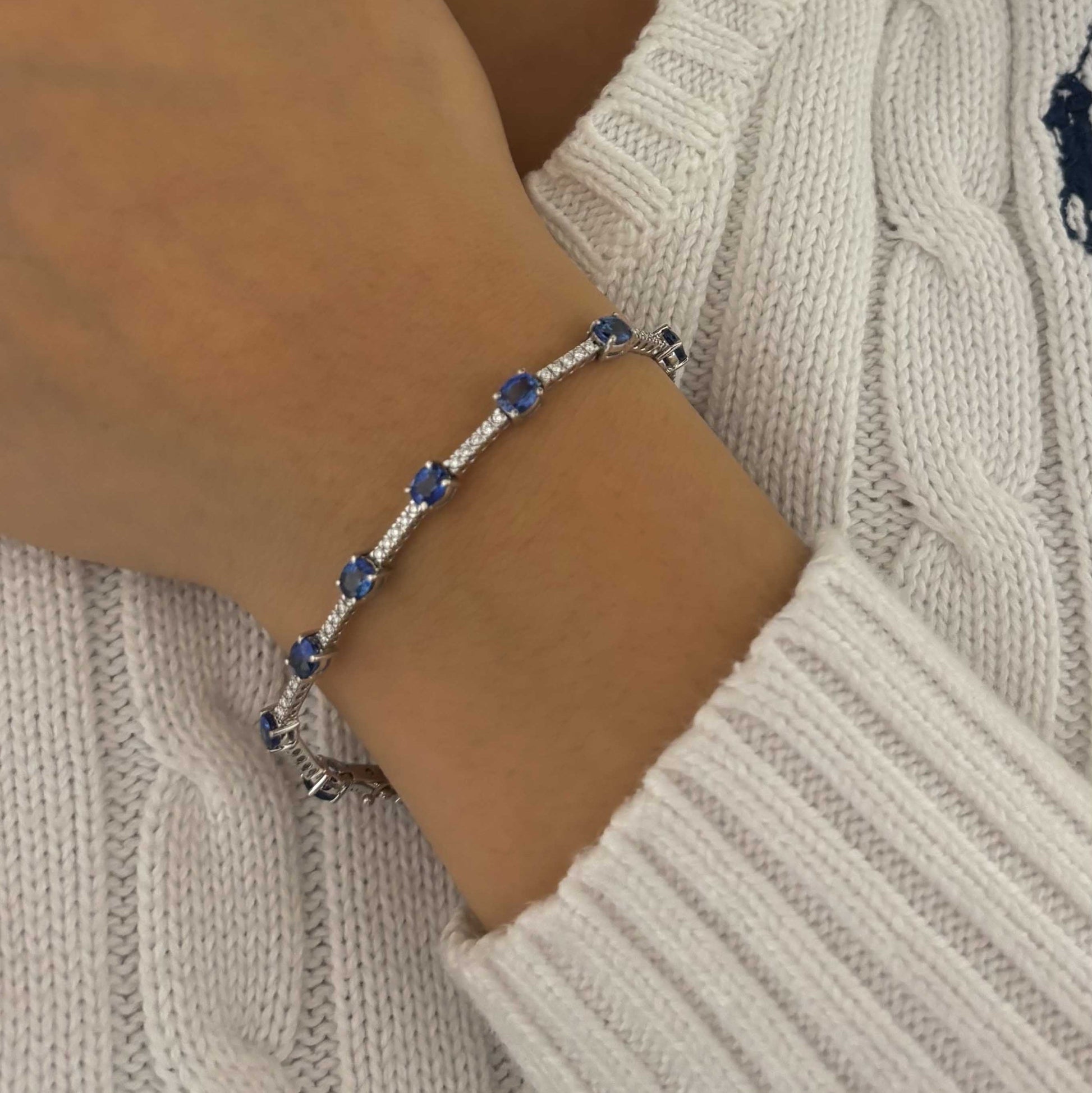 Pulsera riviere de oro blanco de 18kt con 70 diamantes talla brillante y 14 zafiros talla oval intercalados. Esta preciosa pulsera dispone de cierre cajón y cierre lateral de seguridad.