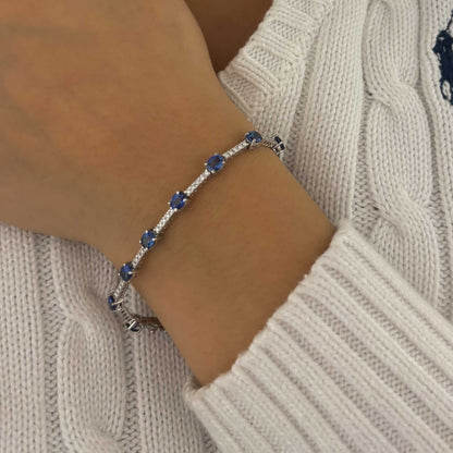 Pulsera riviere de oro blanco de 18kt con 70 diamantes talla brillante y 14 zafiros talla oval intercalados. Esta preciosa pulsera dispone de cierre cajón y cierre lateral de seguridad.