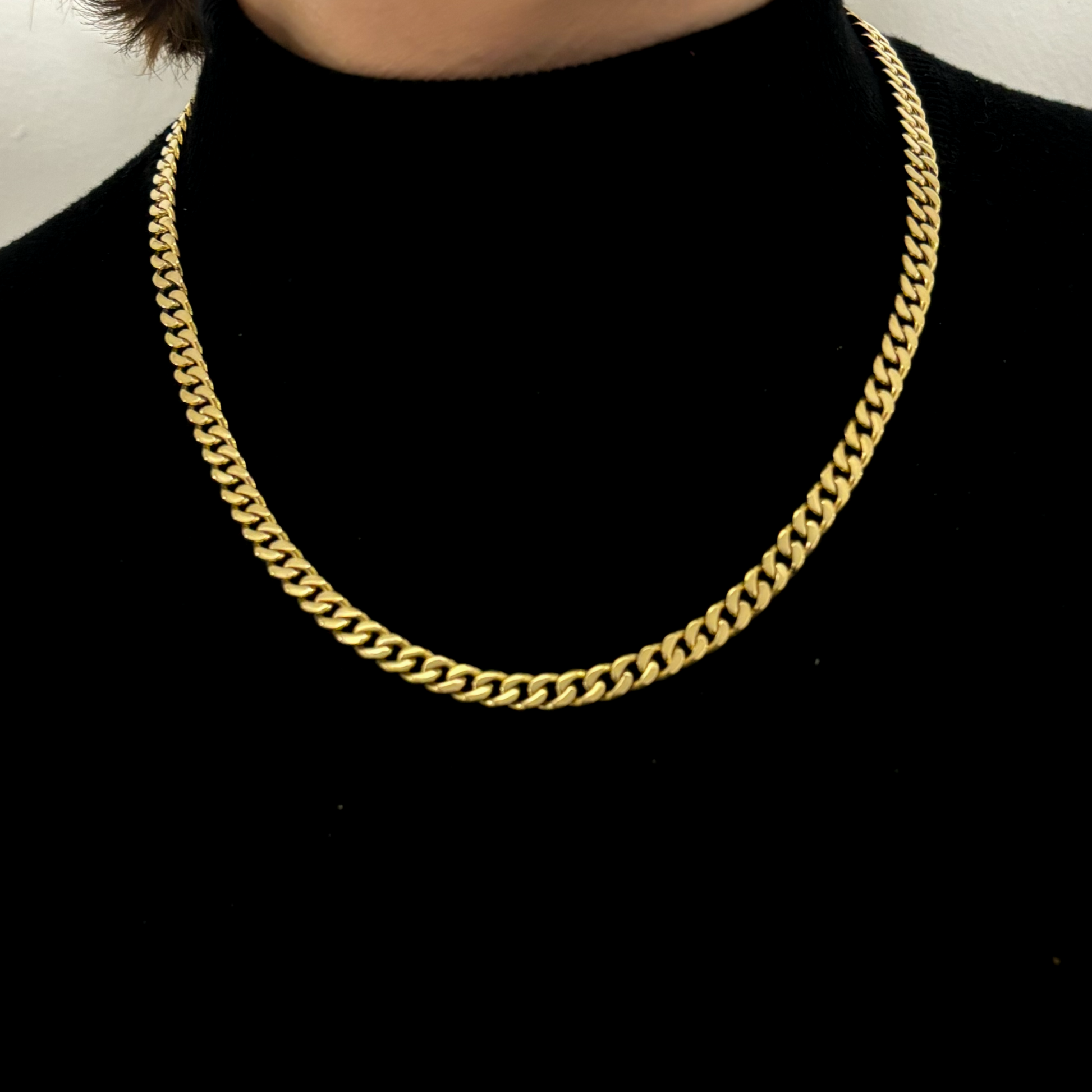 Collar de oro amarillo de 18kt con cadena barbada tipo cubana plana de 6,43mm de grosor y 2,21mm de altura. La cadena mide 60cm de largo y lleva cierre tipo cajón y 2 cierres de seguridad laterales. Joya unisex.Cadenas de hombre  de oro de 18kt baratas