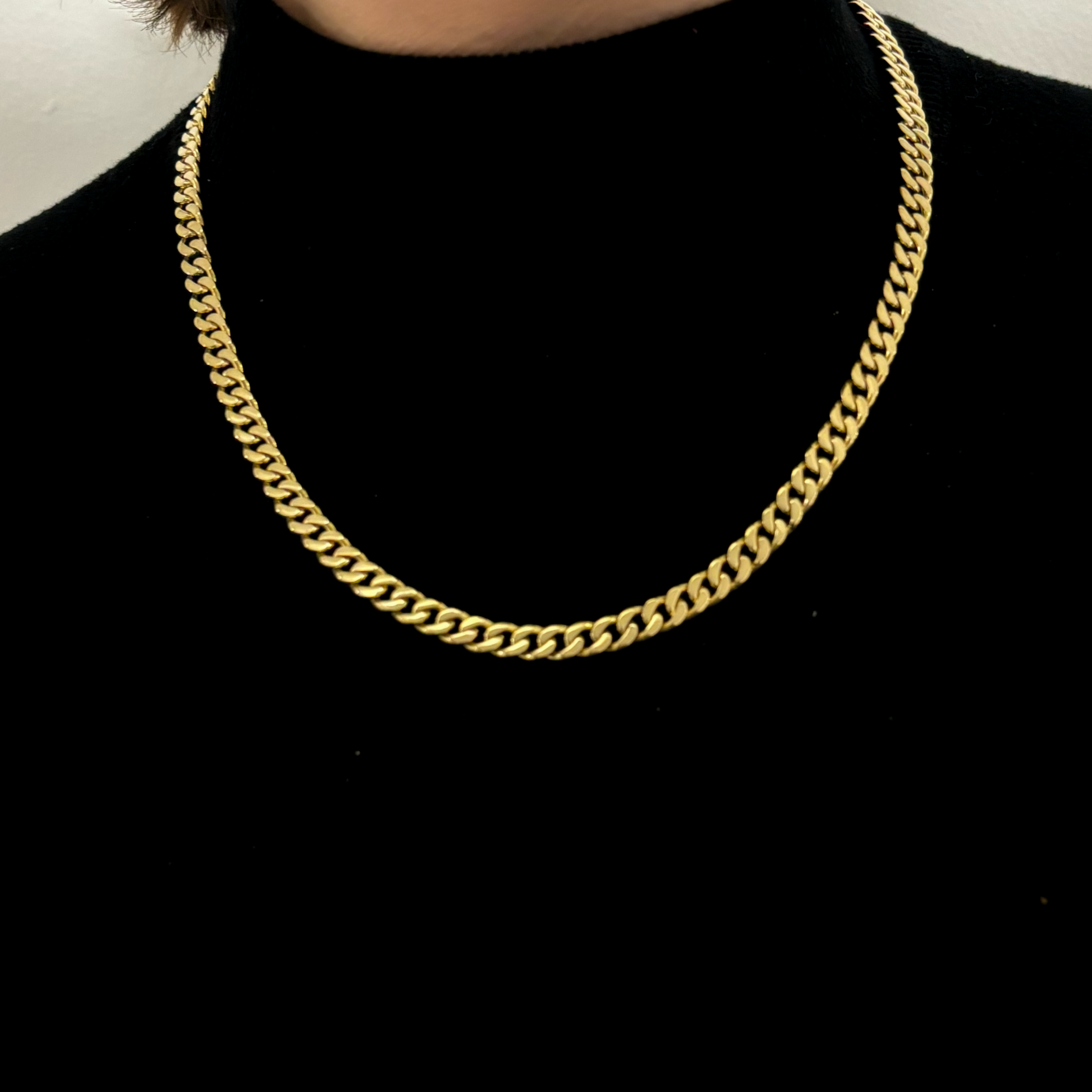 Collar de oro amarillo de 18kt con cadena barbada tipo cubana plana de 6,43mm de grosor y 2,21mm de altura. La cadena mide 60cm de largo y lleva cierre tipo cajón y 2 cierres de seguridad laterales. Joya unisex.Cadenas de hombre  de oro de 18kt baratas