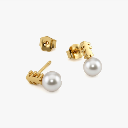 Comprar pendientes originales de la firma TOUS realizados en oro amarillo de 18kt con niñas encima de perlas cultivadas. Con cierre por presión. Joyería Ian'Or.