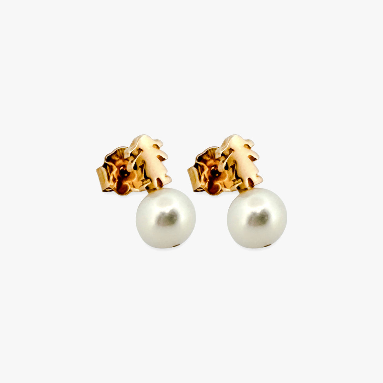 Comprar pendientes originales de la firma TOUS realizados en oro amarillo de 18kt con niñas encima de perlas cultivadas. Con cierre por presión. Joyería Ian'Or.