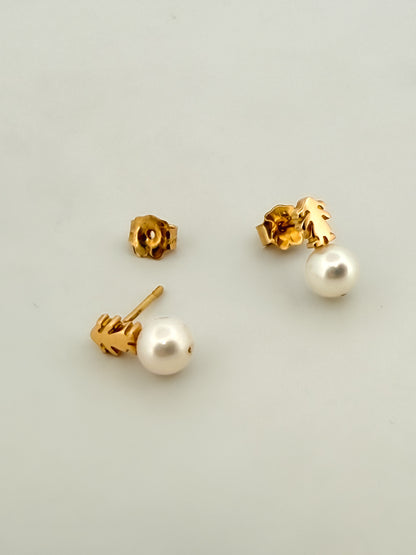 Comprar Pendientes originales de la firma TOUS realizados en oro amarillo de 18kt con la silueta de niña sobre perla cultivadas. Disponen de cierre tipo presión.