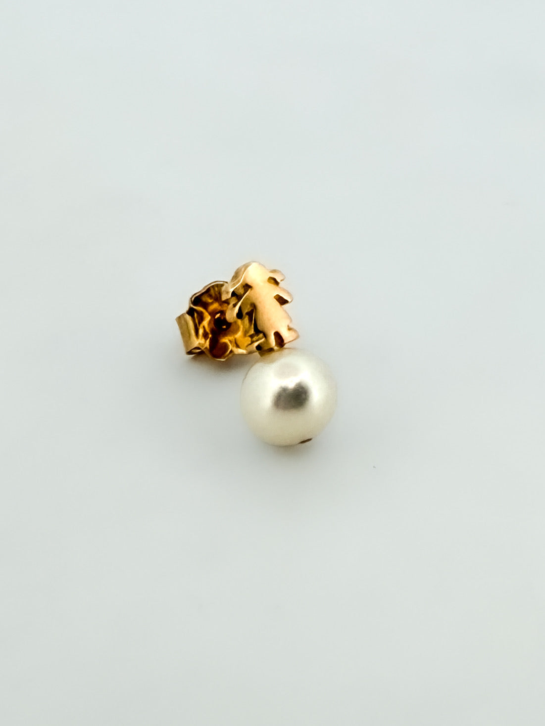 Comprar Pendientes originales de la firma TOUS realizados en oro amarillo de 18kt con la silueta de niña sobre perla cultivadas. Disponen de cierre tipo presión.