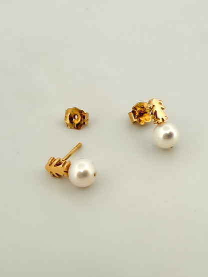 Comprar Pendientes originales de la firma TOUS realizados en oro amarillo de 18kt con la silueta de niña sobre perla cultivadas. Disponen de cierre tipo presión.