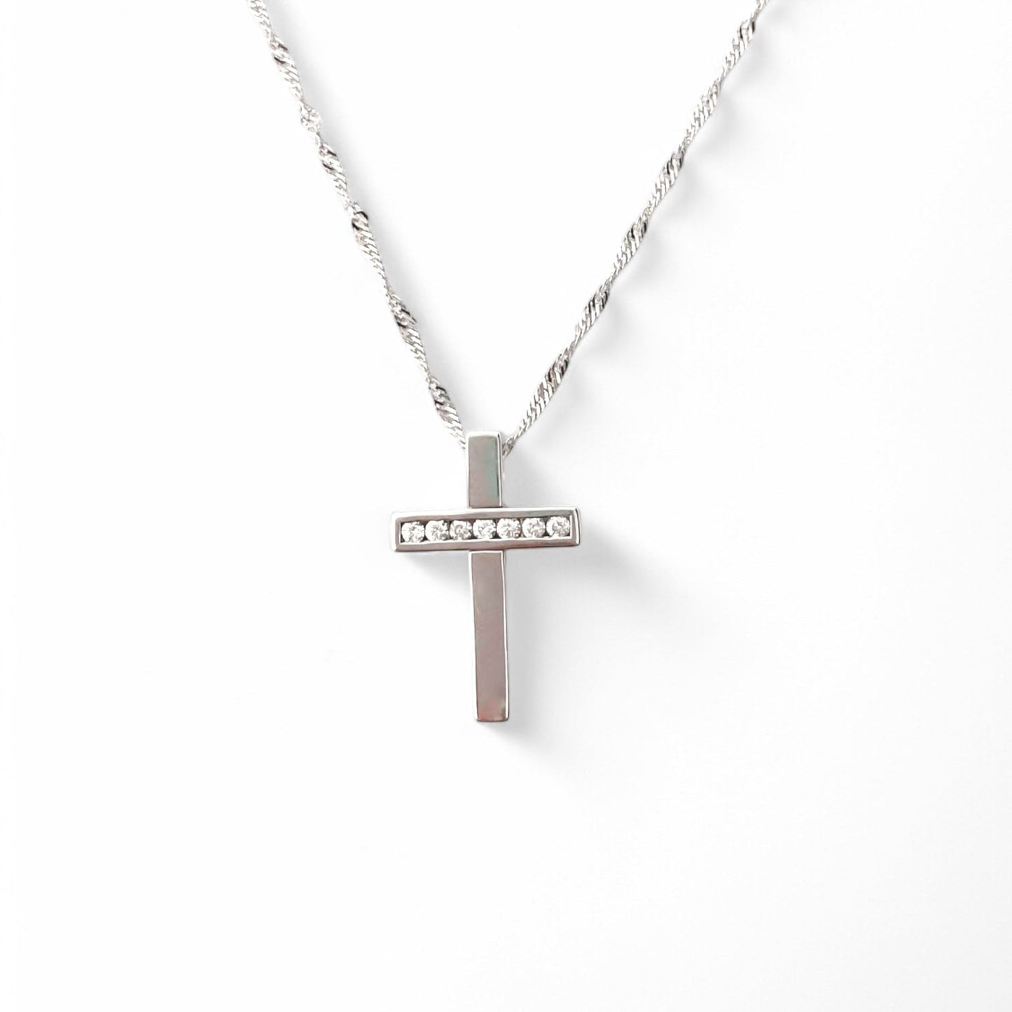 Collar realizado en oro blanco de 18kt compuesto por cadena y cruz con 7 diamantes talla brillante. Cierre tipo mosquetón. Joyería Compro Oro Barcelona.