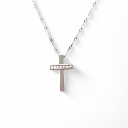 Collar realizado en oro blanco de 18kt compuesto por cadena y cruz con 7 diamantes talla brillante. Cierre tipo mosquetón. Joyería Compro Oro Barcelona.