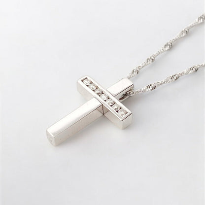 Collar realizado en oro blanco de 18kt compuesto por cadena y cruz con 7 diamantes talla brillante. Cierre tipo mosquetón. Joyería Compro Oro Barcelona.