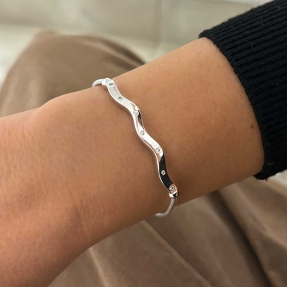 Pulsera semirrígida de oro blanco de 18kt con cadena tipo serpiente y placa irregular con 7 diamantes integrados. Esta pulsera dispone de cierre tipo mosquetón. Cierre de cajón. Compro Oro al mejor precio, joyería segunda mano Barcelona, diseño y transformación de joyas.